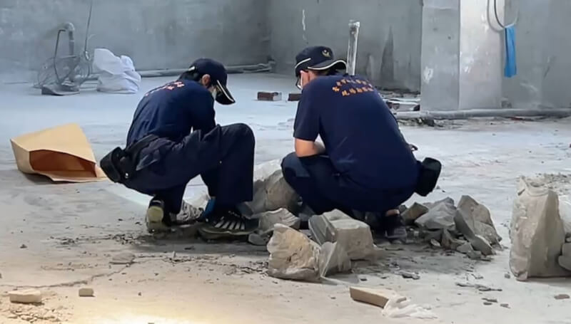 台中市神岡區一處鐵皮工廠發現桶屍案，報案人推倒水桶後，部分水泥塊掉落，警方現場採集蒐證。（民眾提供）
