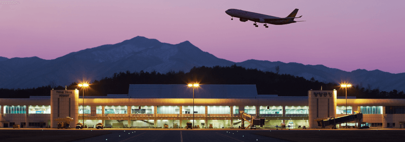 韓國襄陽國際機場自6月1日起開放越南5人以上旅行團入境免簽，近日傳出約100名越南人以觀光客身分入境韓國後失聯。（圖取自襄陽國際機場網頁airport.co.kr/yangyangeng）