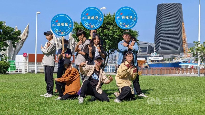 無黨籍高雄市長參選人曾尹儷（2排右2）27日舉行記者會，與青年舞團一起唱跳，發表新創作的饒舌歌曲「Kaohsiunger/高雄兒」。中央社記者曾以寧攝  111年10月27日