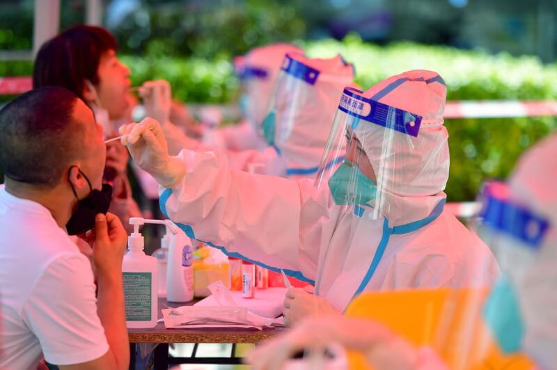 圖為福州市倉山區民眾26日進行核酸檢測。（中新社）