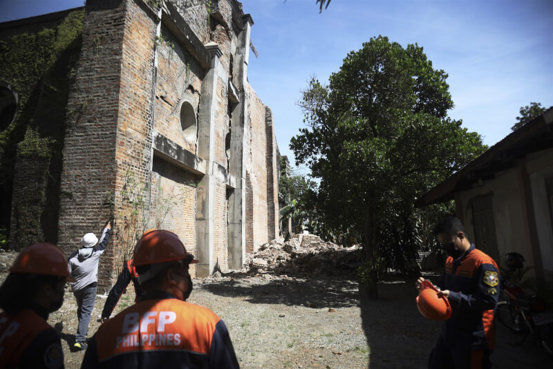 菲律賓北部26日深夜發生規模6.4地震，學校、教會等建物受損。圖為伊羅科斯省一處受損教堂。（美聯社）