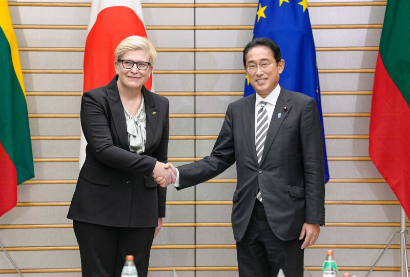 日本首相岸田文雄（右）26日會晤立陶宛總理席莫尼（左）後發表聯合聲明，兩國強調台灣海峽和平穩定重要性。（共同社）