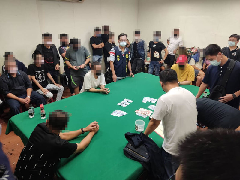 台南市警局第三分局28日宣布破獲隱藏在鐵皮倉庫中的天九牌職業賭場，逮捕31人送辦。（台南市警局提供）中央社記者張榮祥台南傳真  111年10月28日