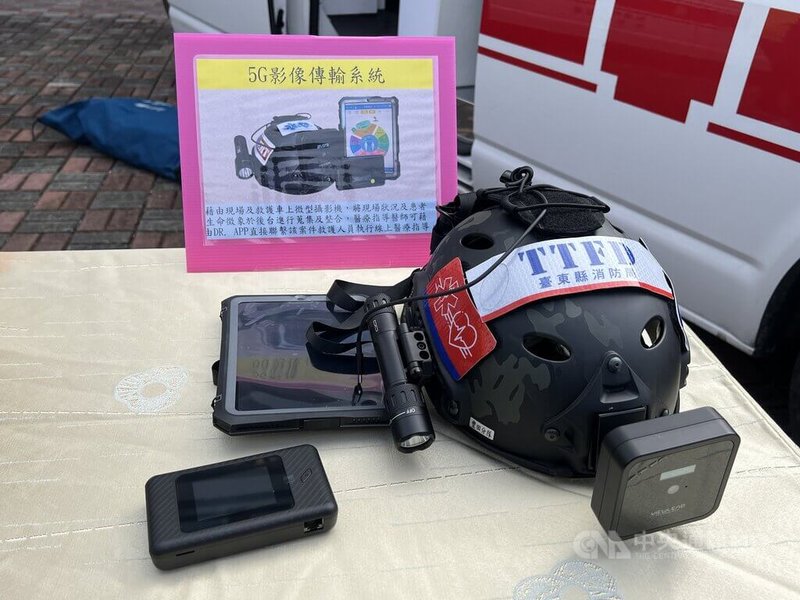 台東縣消防局4個大隊有11支高級救護隊，救護車內可以實施緊急救護，宛如行動急診室，除陸續增加多功能生命跡象監測儀、電動骨針、電子影像喉頭鏡、自動體外心肺復甦機等配備外，28日再升級配備5G影像傳輸系統。中央社記者盧太城台東攝  111年10月28日