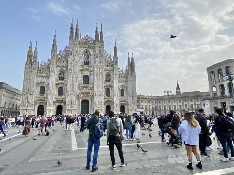 除了義大利旅客赴亞洲旅遊需求湧現，義大利境內的觀光旅遊業也有感回溫，知名的米蘭大教堂（Duomo）前廣場已經出現不少觀光客。中央社記者賴言曦攝 111年10月28日