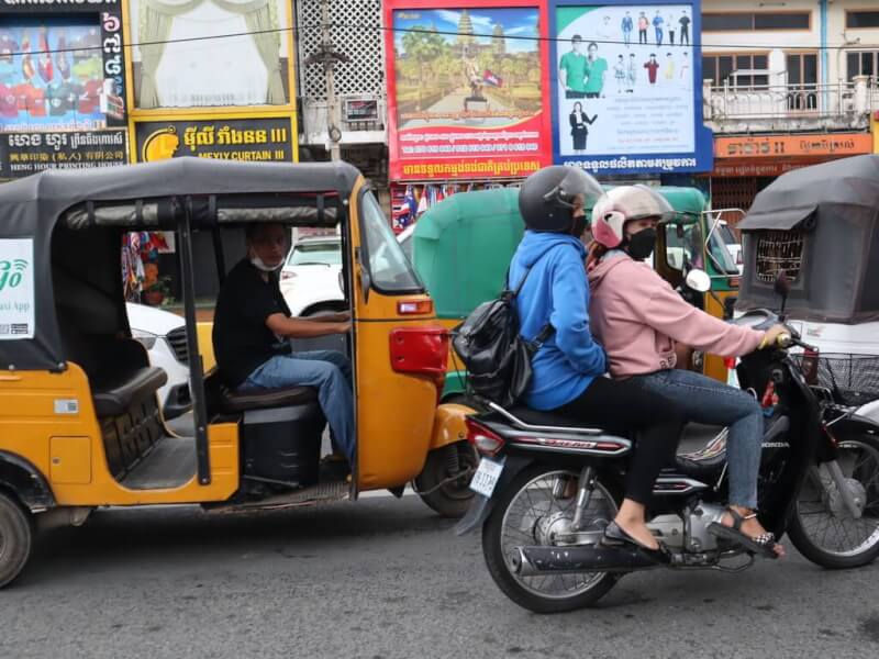 柬埔寨首都金邊常有飛車搶劫的社會新聞傳出，外國人常被提醒搭乘嘟嘟車時一定要坐中間，以免歹徒從旁邊行搶。圖為金邊街頭的嘟嘟車。攝於9月21日。中央社記者陳家倫金邊攝 111年10月28日