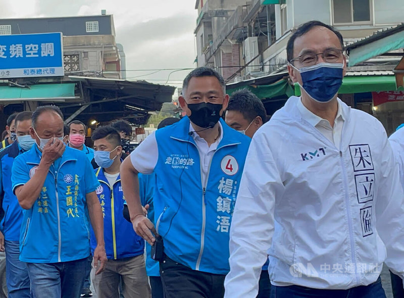 國民黨主席朱立倫（前右）28日跨海到金門，陪同尋求連任的縣長楊鎮浯（前右2）掃街拜票，呼籲鄉親一同守住金門這片藍天。中央社記者黃慧敏攝  111年10月28日