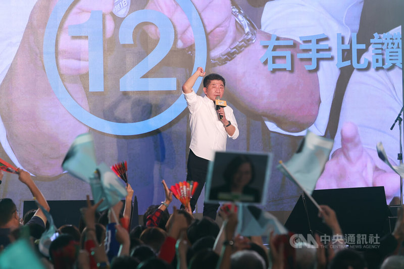 民進黨28日在台北舉行「社群之夜 人蔘轉大人」活動，這也是民進黨2022年唯一一場社群之夜，黨籍台北市長參選人陳時中出席演講，爭取支持，現場氣氛熱絡。中央社記者王騰毅攝  111年10月28日