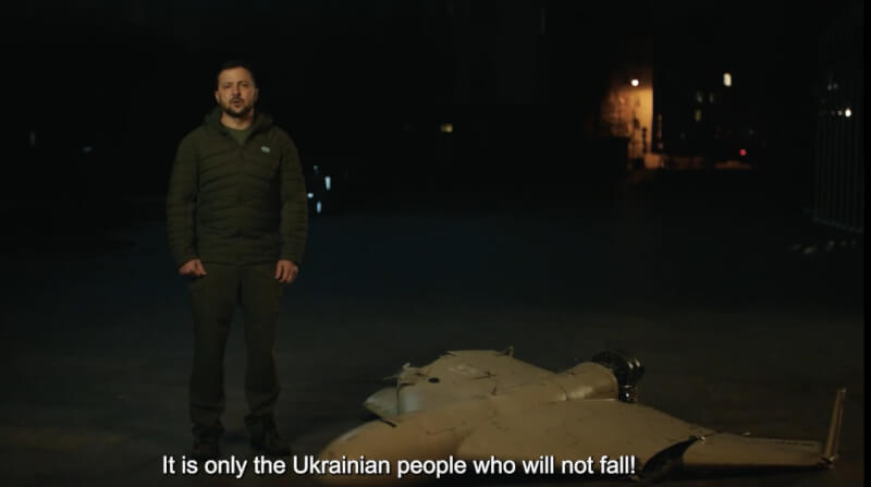 烏克蘭總統澤倫斯基27日佇立於一架被擊落的無人機殘骸旁，矢言即便俄羅斯大規模攻擊電廠，仍擊潰不了烏克蘭精神。（圖取自facebook.com/zelenskiy.official）