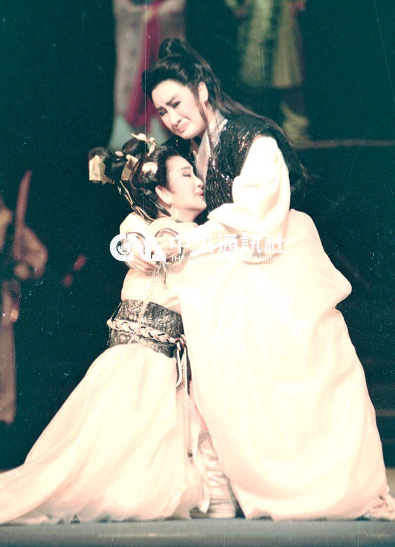 楊麗花歌仔戲「呂布與貂蟬」1991年在國家戲劇院演出，飾演呂布的楊麗花（右），與飾演貂蟬的司馬玉嬌（左）在劇中賣力演出。（中央社檔案照片）