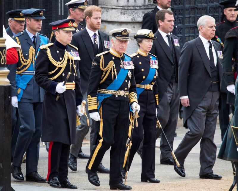 英國媒體27日報導，英國國王查爾斯三世（前中）打算將可代理國王職務的王室成員名單擴大，實際將導致哈利王子（後左2）與安德魯王子（前右1）遭排擠。圖為9月18日查爾斯三世與家人出席英國女王國葬。（Joshua Bratt/Pool via 路透社）