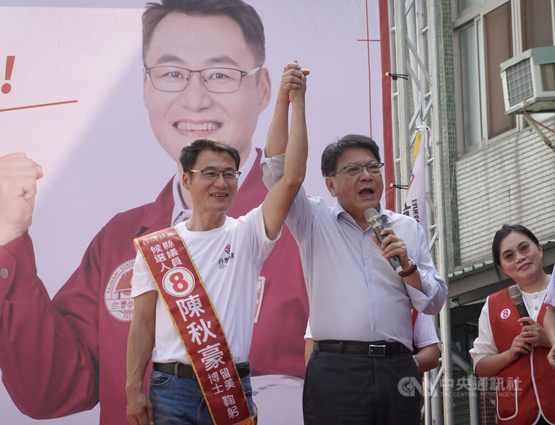 台灣基進屏東縣議員參選人陳秋豪（左）29日成立競選總部，屏東縣長潘孟安（中）站台力挺。中央社記者李卉婷攝  111年10月29日