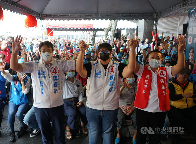 國民黨籍花蓮縣議員魏嘉彥（前中）參選花蓮市長，其哥哥魏嘉賢（前左）為現任花蓮市長，任期屆滿轉戰縣議員；弟弟魏鈺晟（前右）也參選花蓮市民代表，3兄弟「分進合擊」，皆投身年底選戰。中央社記者張祈攝  111年10月29日