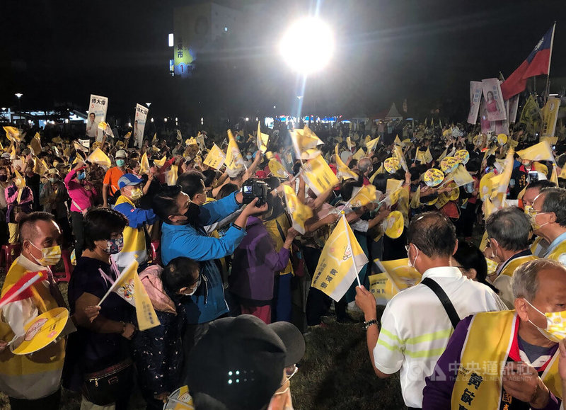 爭取連任的國民黨籍嘉義市長黃敏惠29日晚間在文化公園舉辦造勢晚會，現場湧入數千名支持者，熱情高喊「凍蒜」等口號。中央社記者黃國芳攝  111年10月29日