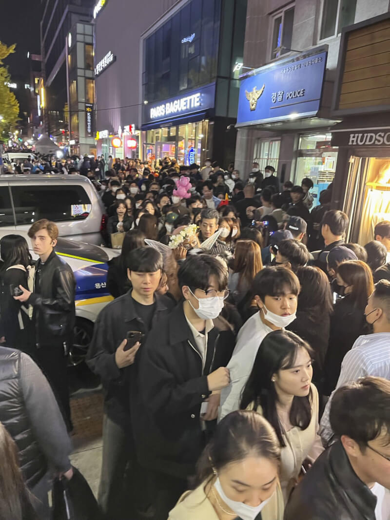 韓國消首爾龍山區梨泰院29日晚間一場萬聖節活動發生推擠踩踏事件，傳約50人心臟驟停昏倒。圖為事發現場附近擁擠人潮。（共同社）