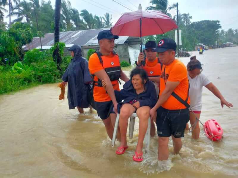 颱風奈格登陸菲律賓帶來強風豪雨，菲律賓災難風險縮減暨管理委員會29日表示，至少造成45人身亡。圖為菲律賓海岸防衛隊救援受災民眾。（圖取自facebook.com/coastguardph）