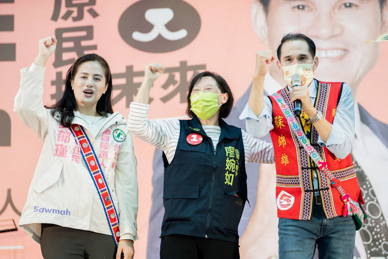 民進黨新北市長參選人林佳龍確診,29日林佳龍的妻子廖婉如(中)代夫出征,現身同黨新北市平地原住民議員參選人蘇錦雄(右)的競總成立大會。(林佳龍競選辦公室提供)中央社記者黃旭昇新北市傳真 111年10月29日