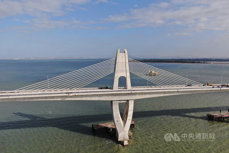 國內第1座大規模跨海橋梁─金門大橋通車，它不但是台澎金馬最長跨徑脊背橋，樁帽基礎採鋼箱圍堰方式施工，更是台灣地區首次採用的工法，施工經驗可做未來海事橋梁工程標竿。圖為主橋塔採用高粱穗心意象。中央社記者徐肇昌攝 111年10月29日