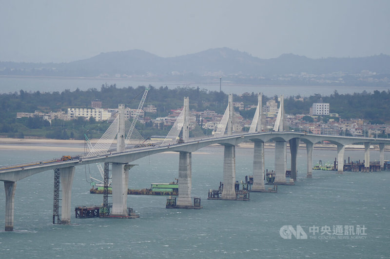 金門大橋西起烈嶼后頭湖埔路,東到金門本島金寧鄉湖下慈湖路,全長5.4公里,跨海橋段4.77公里。受限海象惡劣和堅硬的花崗岩地質,工程技術高難度高,使得金門大橋興建過程一波三折。圖為烈嶼麒麟山看金門大橋。中央社記者徐肇昌攝 111年10月29日
