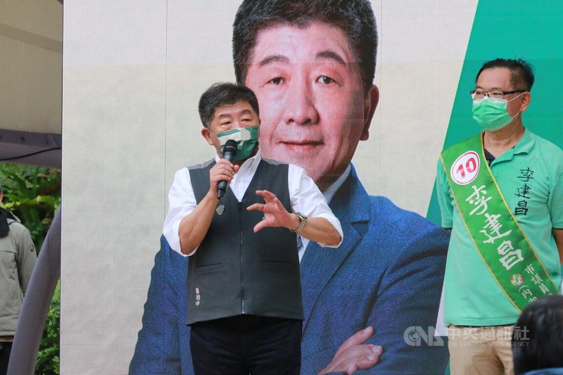 民進黨台北市長參選人陳時中（左）29日出席市議員參選人李建昌（右）競選總部成立大會時表示，近來許多民調把他做成第3名，他不敢說遙遙領先，但第3名絕對不可能，有大眾的支持，他保證這次選舉一定會贏。中央社記者蕭博文攝  111年10月29日