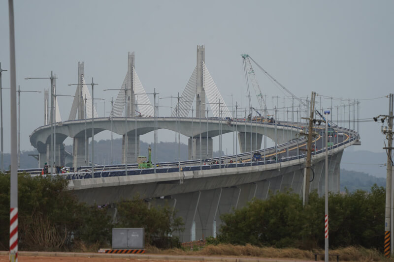 金門大橋包含大、小金端引橋和主橋、邊橋計11座墩柱,共有532支基樁;計劃總經費近新台幣97億元,主橋跨徑200公尺為國內最大跨度脊背橋,工程跨越最深23公尺、潮差6公尺海域。圖為金門湖下端看往金門大橋。中央社記者徐肇昌攝 111年10月29日