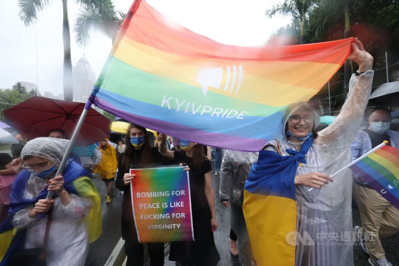 2022台灣同志遊行29日在台北雨中熱情登場，烏克蘭團體「基輔同志遊行（KyivPride）」也現身參與，帶著烏克蘭國旗與彩虹旗等響應活動。中央社記者趙世勳攝 111年10月29日