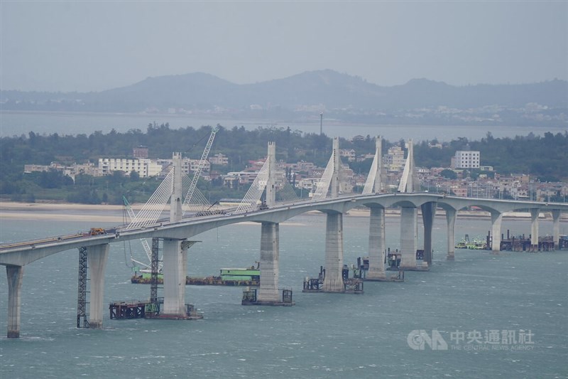 金門大橋西起烈嶼后頭湖埔路，東到金門本島金寧鄉湖下慈湖路，全長5.4公里，跨海橋段4.77公里。受限海象惡劣和堅硬的花崗岩地質，工程技術高難度高，使得金門大橋興建過程一波三折。圖為烈嶼麒麟山看金門大橋。中央社記者徐肇昌攝 111年10月29日