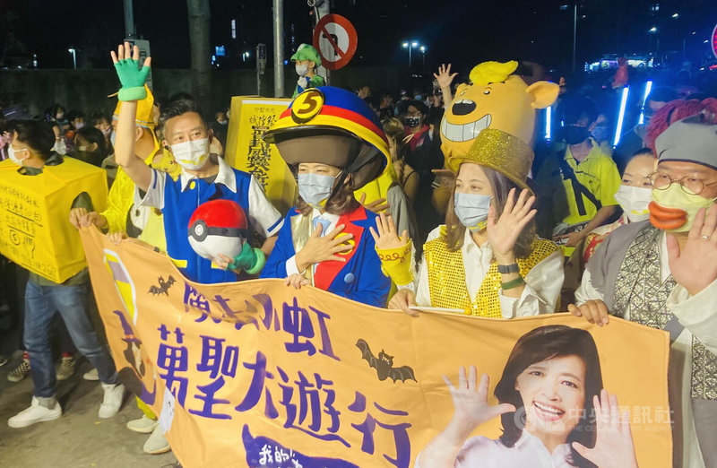 民進黨新竹市長參選人沈慧虹（前右3）29日晚間舉辦「魔法小虹萬聖大遊行」，特別裝扮成列車長，與前新竹市長林智堅（前右4）等人一同與民同樂。中央社記者魯鋼駿攝  111年10月29日