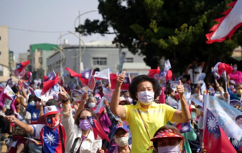 國民黨嘉義縣長參選人王育敏29日在水上鄉舉辦聯合造勢大會，現場支持者熱情歡呼，氣氛沸騰。（王育敏競選總部提供）中央社記者黃國芳傳真  111年10月29日