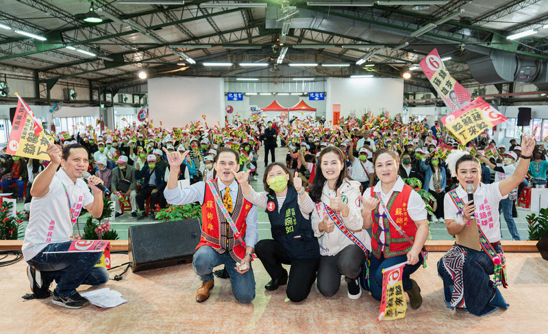 民進黨新北市長參選人林佳龍確診隔離中,其妻廖婉如(前右4)29日代為出席同黨新北市平地原住民議員參選人蘇錦雄(前左2)競總成立活動,與現場支持者等人一同開心合影。(林佳龍競選辦公室提供)中央社記者黃旭昇新北市傳真 111年10月29日
