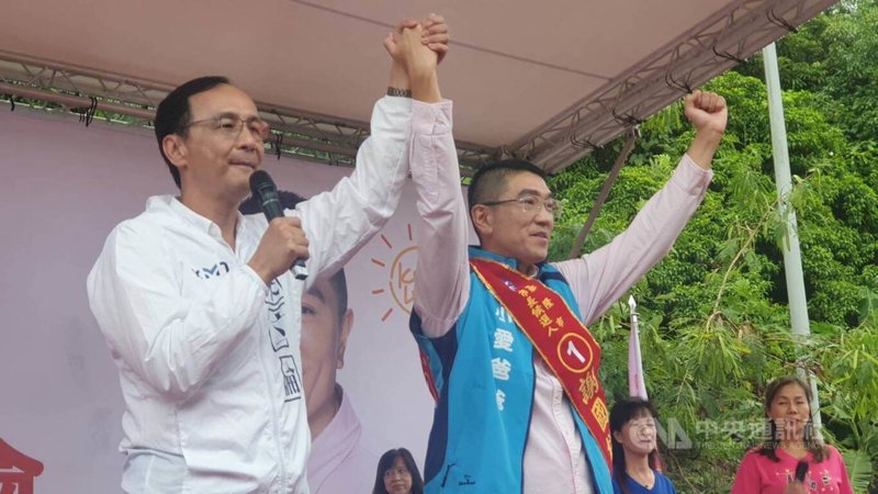 國民黨基隆市長參選人謝國樑（前右）後援總會29日成立，國民黨主席朱立倫（前左）到場力挺。中央社記者王朝鈺攝  111年10月29日