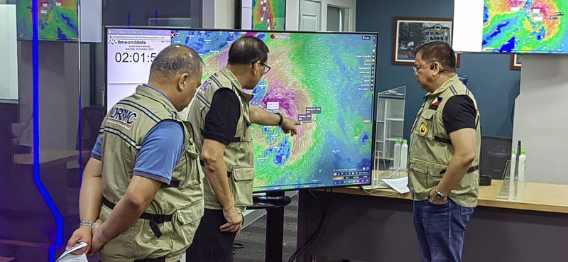 奈格颱風29日登陸菲國帶來強風豪雨，加上外圍環流28日在南部造成洪水山崩，全國至少45人身亡。圖為菲律賓國防部候任部長佛斯蒂諾（Jose Faustino Jr.）聽取簡報。（菲律賓國防部提供）中央社記者陳妍君馬尼拉傳真 111年10月29日