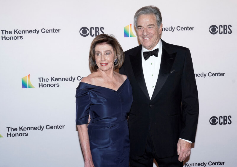 圖為美國眾議院議長裴洛西與丈夫保羅．裴洛西（右）2018年出席第42屆甘迺迪中心榮譽獎晚宴。（路透社）
