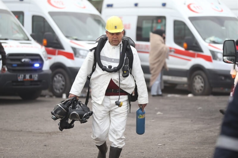 土耳其一處國營煤礦日前爆炸，造成41人喪生，為當地8年來最嚴重的工安事故。圖為15日救援現場。（安納杜魯新聞社）