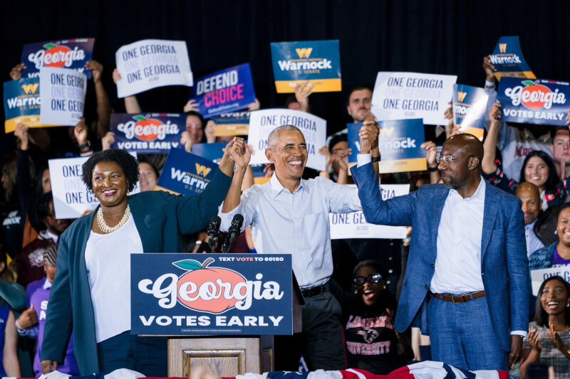 美國4年一度的政治重頭戲期中選舉將於11月8日登場，前總統歐巴馬（前中）助選第一站來到喬治亞州。（圖取自facebook.com/barackobama）
