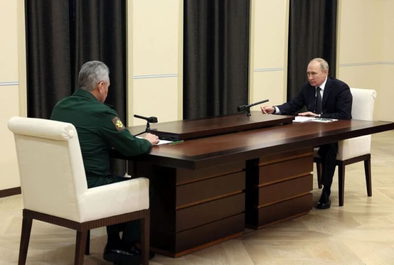 俄羅斯國防部長蕭依古（左）28日在電視播出的會議上向總統蒲亭（右）說，已完成動員30萬軍人投入烏克蘭戰爭的工作，其中8萬2000人派赴戰區。（Sputnik/Mikhail Metzel/Handout via 路透社）