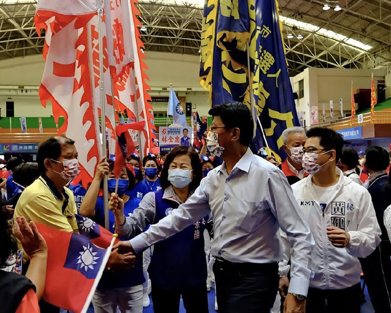 國民黨台南市長參選人謝龍介溪南、溪北地區後援會29日在遠東科技大學舉辦成立大會，現場旗海飄揚，展現團結氣勢。謝龍介（前右2）表示，他在這場選戰正在倒吃甘蔗，對逆轉勝越來越有信心。（謝龍介競選總部提供）中央社記者張榮祥台南傳真 111年10月29日