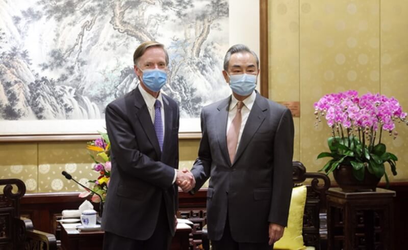 中國國務委員兼外長王毅（右）28日向美國駐中國大使勃恩斯（左）。（圖取自中國外交部網頁fmprc.gov.cn）