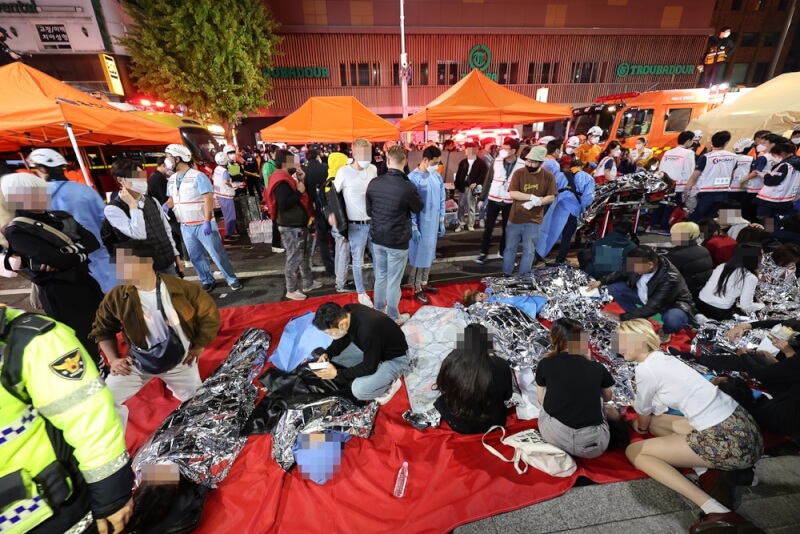 圖為29日韓國梨泰院踩踏事故傷者在事發現場附近接受治療。（韓聯社）