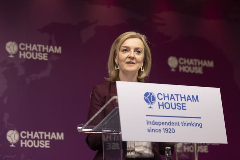 圖為特拉斯去年12月以外交大臣身分受邀至英國智庫「皇家國際事務研究所」發表演說，她呼籲自由世界積極應對中國、俄羅斯等惡意行為者。（英國外交部提供）
