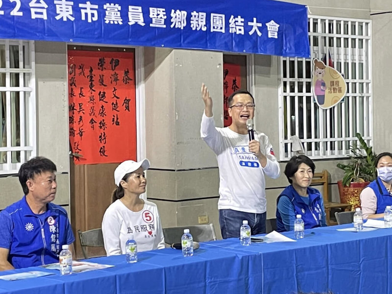 台東縣長選戰升溫，國民黨參選人饒慶鈴（右2）30日晚間舉辦造勢團結大會，有男女「戰神」羅智強（右3）、高金素梅（左2）到場拉抬聲勢。（饒慶鈴服務處提供）中央社記者盧太城台東傳真  111年10月30日