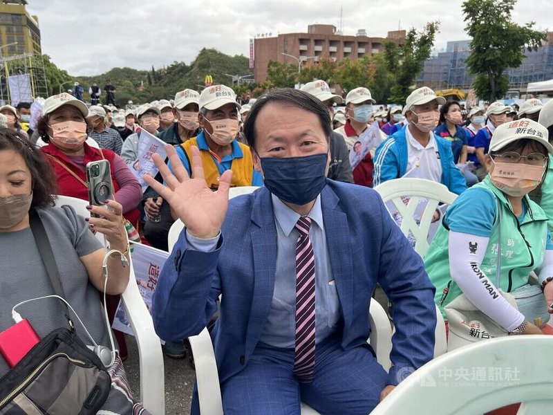 民進黨台東縣長參選人劉櫂豪30日舉辦競選總部成立大會，無黨籍縣長參選人陳長宏（中）穿西裝坐在舞台前第2排座位，和大家一起搖旗幫劉櫂豪加油。中央社記者盧太城台東攝  111年10月30日