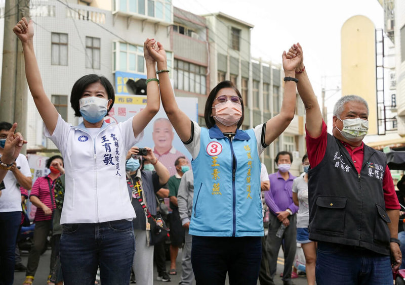 國民黨嘉義縣長參選人王育敏（前左）30日前往布袋參加議員參選人蔡信典（前右）及鎮民代表參選人王素燕（前中）的聯合競選總部成立大會，並關心當地的治水問題。（王育敏競選總部提供）中央社記者黃國芳傳真  111年10月30日