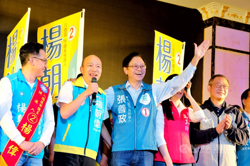 前高雄市長韓國瑜（左2）與國民黨桃園市長參選人張善政（左3）30日出席桃園市議員參選人楊朝偉（左1）聯合競總成立大會，韓國瑜呼籲讓全台最優質科技人才張善政為桃園人服務。中央社記者吳睿騏桃園攝  111年10月30日