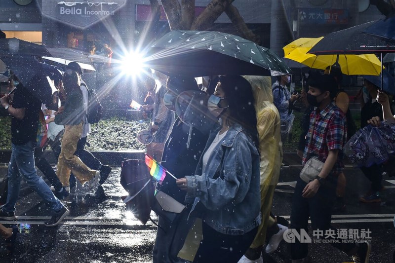 2022台灣同志遊行29日下午在台北盛大登場，今年活動以「無．限．性—解構框架，性/別無限」為主題，吸引許多民眾齊聚走上街頭，支持性別平權。中央社記者趙世勳攝　111年10月29日