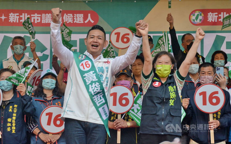 民進黨新北市議員黃俊哲（前左）競選總部成立大會30日舉行，同黨新北市長參選人林佳龍因確診COVID-19，由妻子廖婉如（前右）代替到場站台。廖婉如表示，希望傳達理念給更多人，讓台灣民眾更理解政治，讓國家更好。中央社記者黃旭昇新北攝  111年10月30日