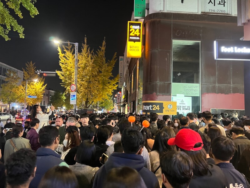 韓國首爾梨泰院踩踏意外，台灣留學生張小姐29日晚間與友人正好經過事發地的狹窄街道。（周小姐提供）