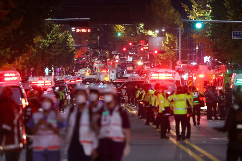 30日凌晨梨泰院踩踏事故周圍街道滿是救護車輛與急救人員。（路透社）
