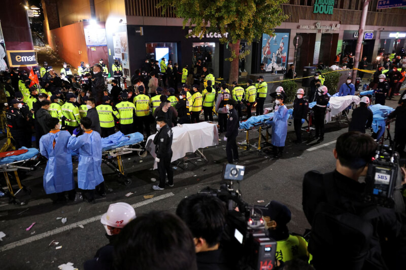 南韓首爾梨泰院29日晚間大型萬聖節慶祝活動爆發嚴重推擠踩踏造成上百死亡，現場急救隊陸續將受害者遺體送至醫院。（路透社）