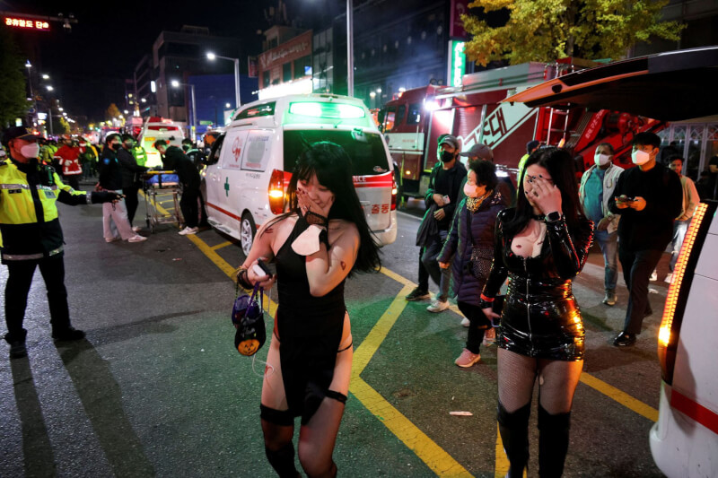 韓國梨泰院29日晚間萬聖節活動爆發嚴重踩踏，已知至少149喪生、150傷。30日凌晨事發現場周圍脫險民眾表情難掩驚恐。（路透社）